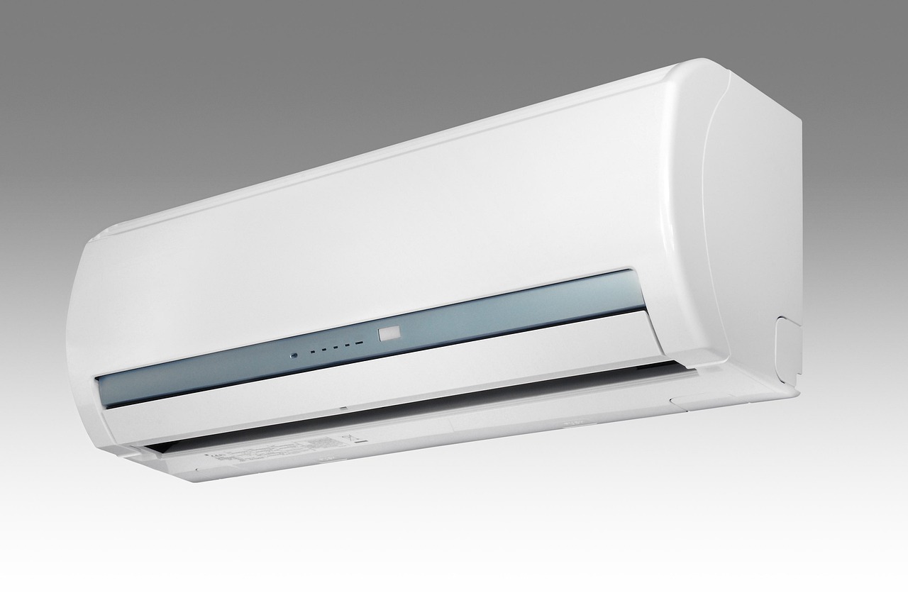 Wall-mounted air conditioning unit — Pixabay